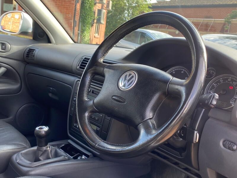 VOLKSWAGEN PASSAT 1.9 TDI PD Highline 4dr 2005