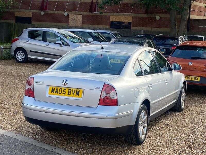 VOLKSWAGEN PASSAT 1.9 TDI PD Highline 4dr 2005